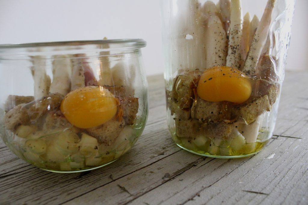 Uova e asparagi in vasocottura